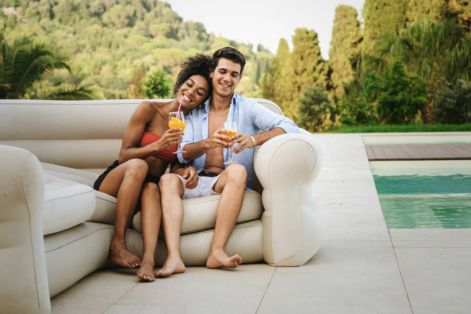couple on vacation drinking cocktails