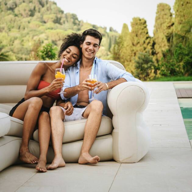 couple on vacation drinking cocktails